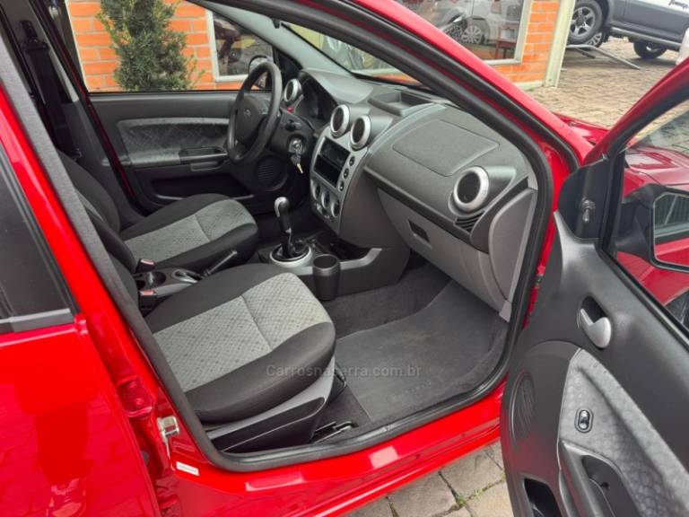 FORD - FIESTA - 2011/2012 - Vermelha - R$ 33.000,00