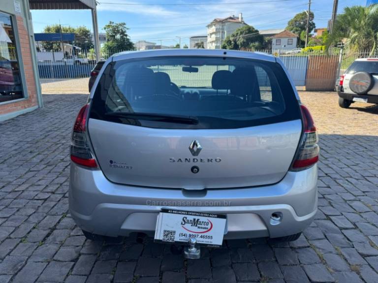 RENAULT - SANDERO - 2013/2014 - Prata - R$ 32.000,00