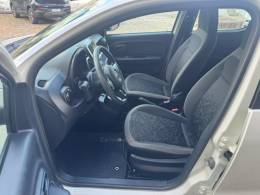 FIAT - MOBI - 2017/2018 - Branca - R$ 46.000,00