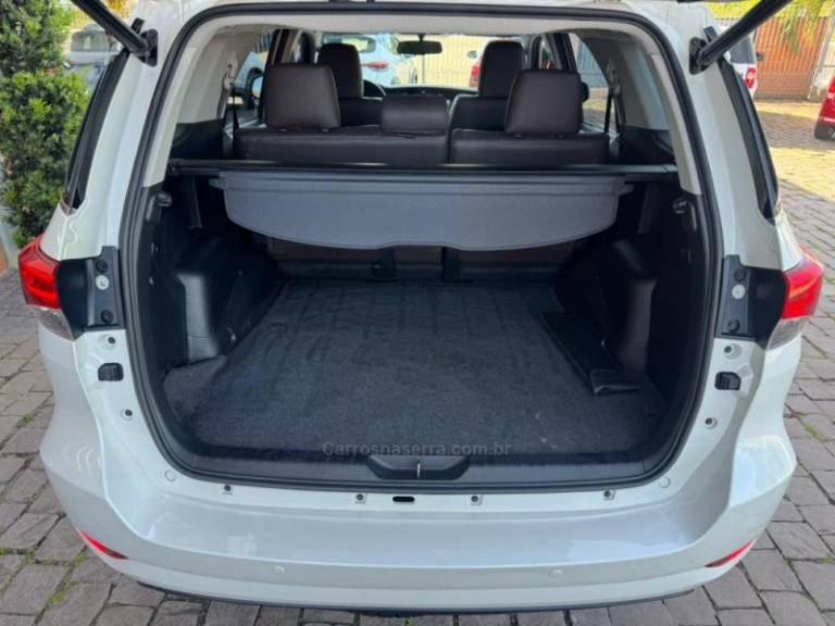 TOYOTA - HILUX SW4 - 2018/2019 - Branca - R$ 247.000,00