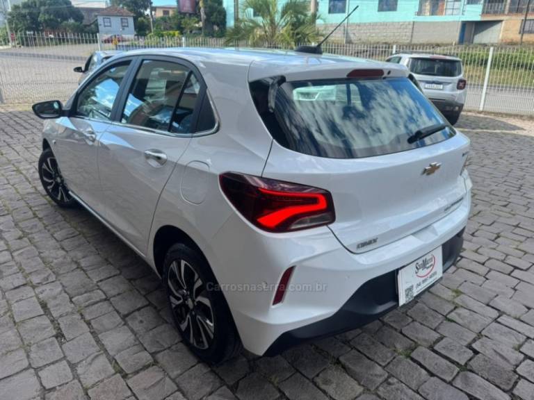 CHEVROLET - ONIX - 2024/2025 - Branca - R$ 103.000,00