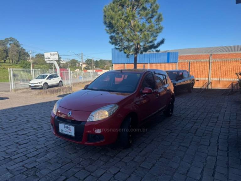 RENAULT - SANDERO - 2011/2012 - Vermelha - R$ 30.000,00