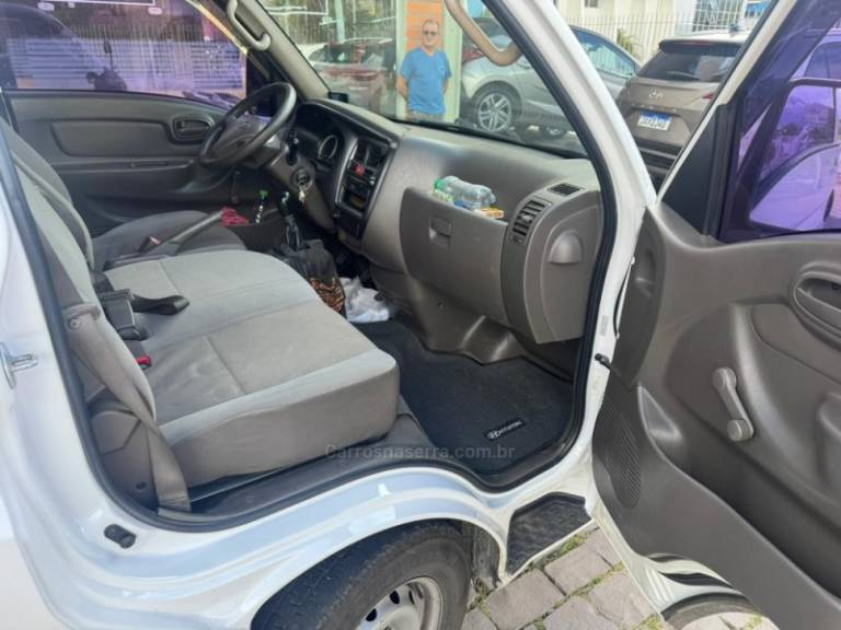 HYUNDAI - HR - 2011/2012 - Branca - R$ 98.000,00