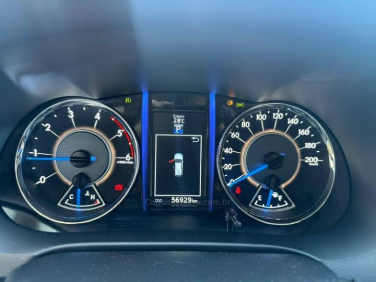 TOYOTA - HILUX SW4 - 2018/2019 - Branca - R$ 247.000,00