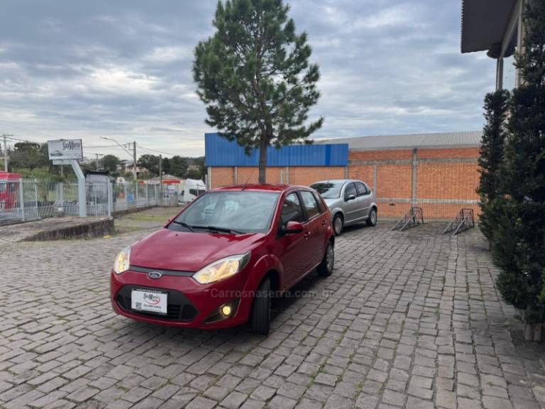 FORD - FIESTA - 2011/2012 - Vermelha - R$ 33.000,00