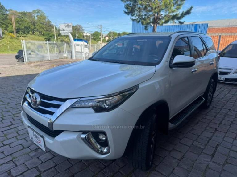 TOYOTA - HILUX SW4 - 2018/2019 - Branca - R$ 247.000,00
