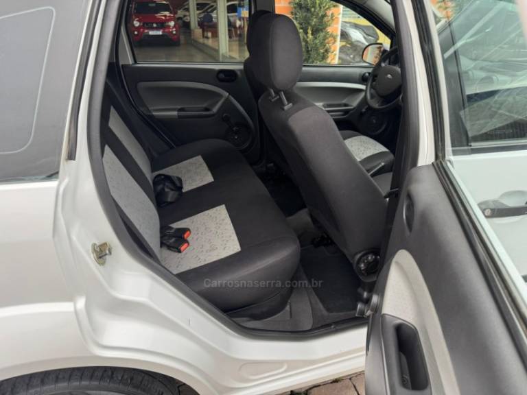 FORD - FIESTA - 2008/2009 - Branca - R$ 23.000,00