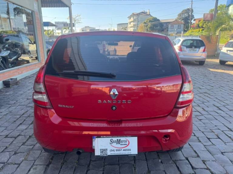 RENAULT - SANDERO - 2011/2012 - Vermelha - R$ 30.000,00