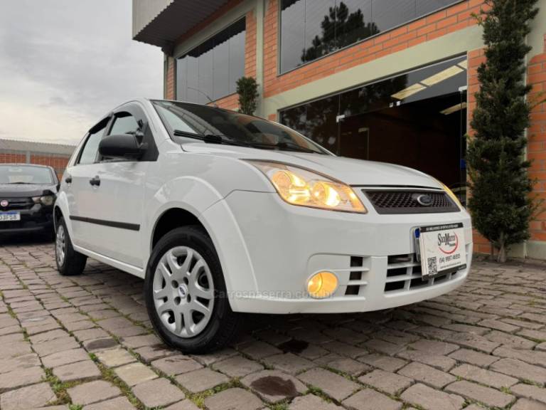 FORD - FIESTA - 2008/2009 - Branca - R$ 23.000,00