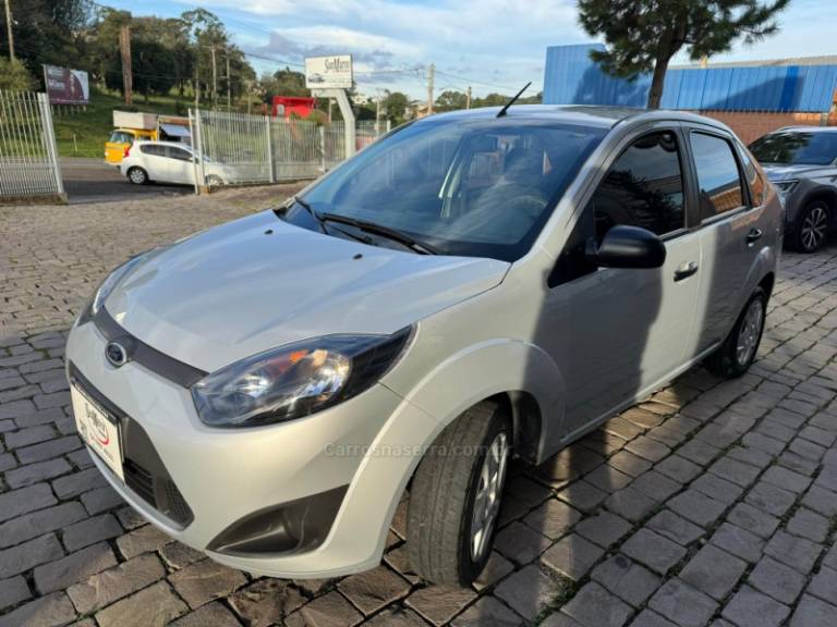 FORD - FIESTA - 2011/2012 - Prata - R$ 33.500,00