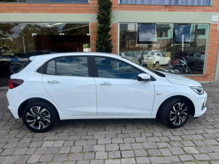 CHEVROLET - ONIX - 2024/2025 - Branca - R$ 103.000,00