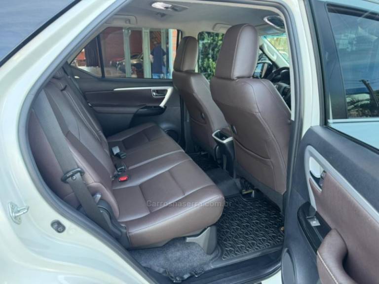 TOYOTA - HILUX SW4 - 2018/2019 - Branca - R$ 247.000,00