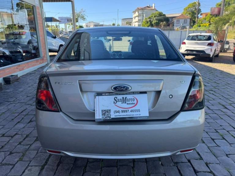 FORD - FIESTA - 2013/2014 - Prata - R$ 38.000,00