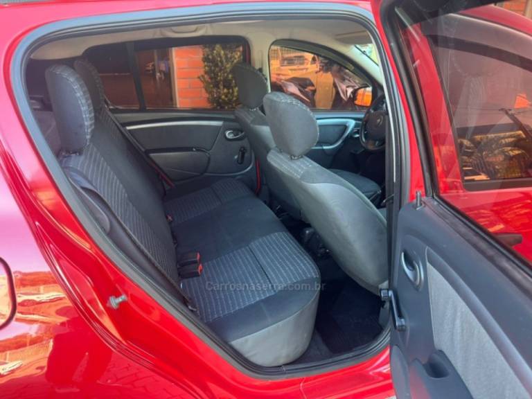 RENAULT - SANDERO - 2011/2012 - Vermelha - R$ 30.000,00
