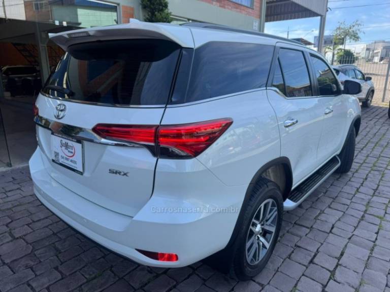TOYOTA - HILUX SW4 - 2018/2019 - Branca - R$ 247.000,00