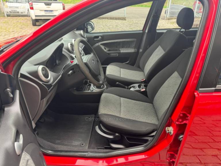 FORD - FIESTA - 2011/2012 - Vermelha - R$ 33.000,00