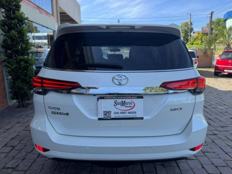 TOYOTA - HILUX SW4 - 2018/2019 - Branca - R$ 247.000,00