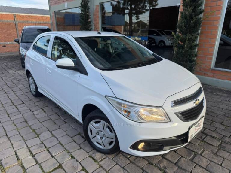 CHEVROLET - ONIX - 2013/2013 - Branca - R$ 41.000,00